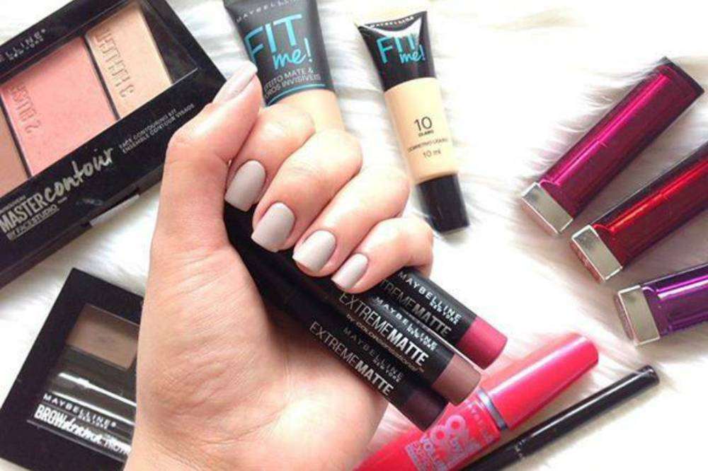 Pontos de vendas físicos são essenciais para relacionamento com consumidores, diz diretora da Maybelline
