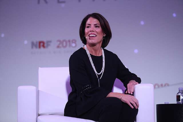 Helena Foulkes da CVS Pharmacy fala sobre transparência com o cliente na NRF