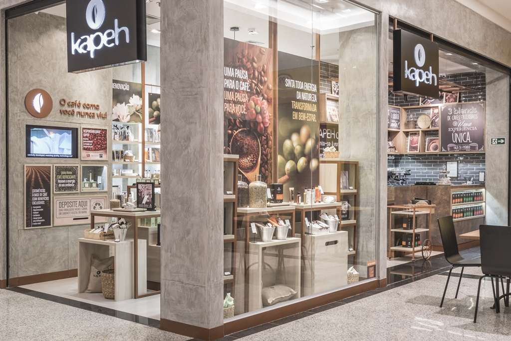 Marca de cosméticos tem loja conceito com cafeteria