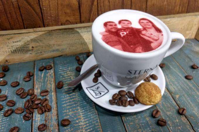 Rede de cafeteria paulistana imprime rosto dos clientes no cappuccino