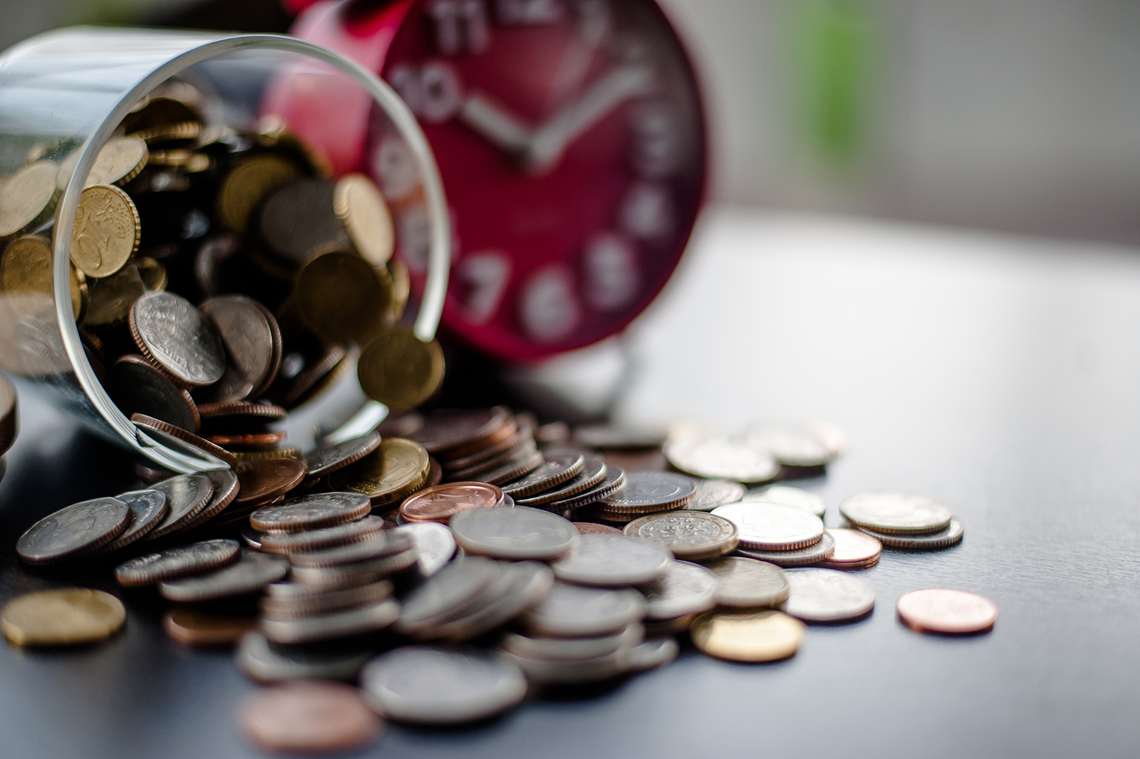 Consumidor irá usar o 13º para pagar dívidas e fazer compras