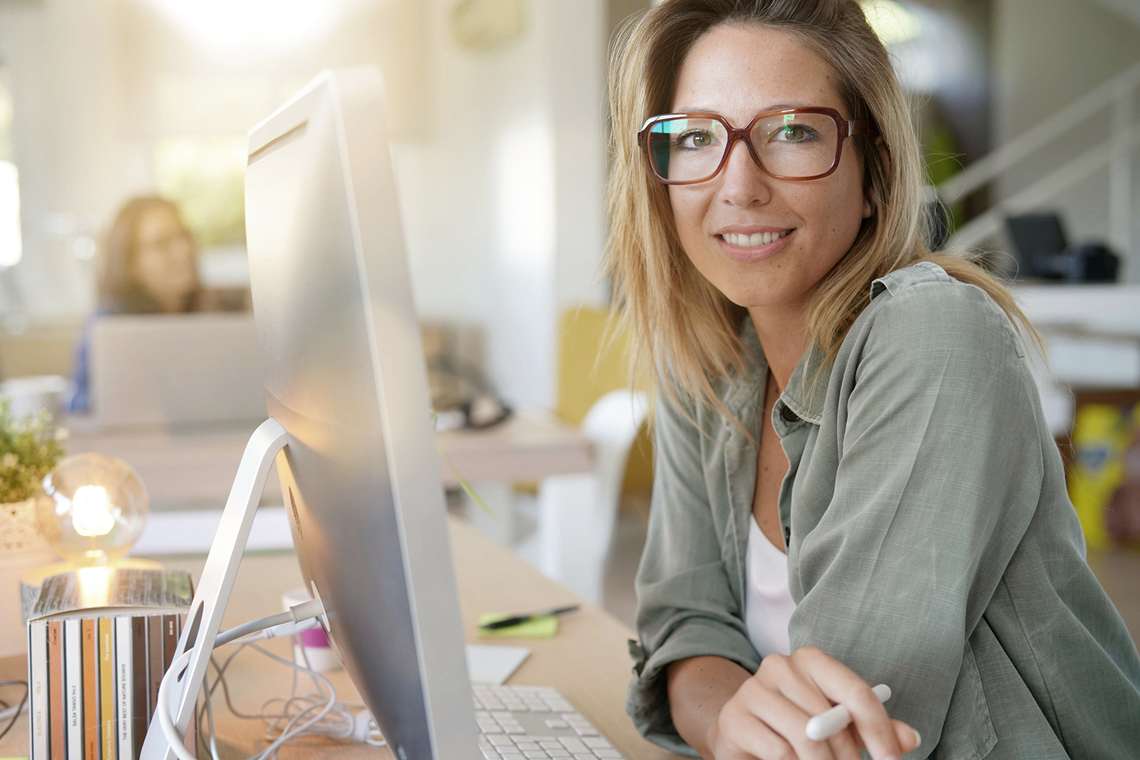 Quantidade de mulheres que trabalham com tecnologia aumentou, mas elas não ocupam cargos de liderança