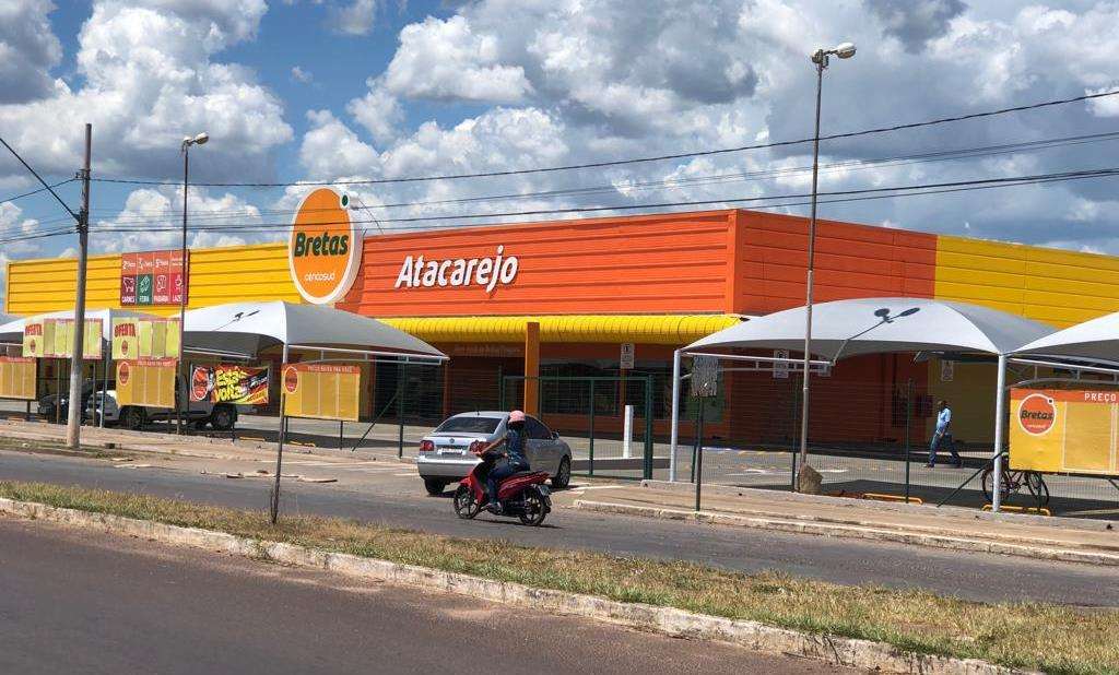 Bretas reinaugura a loja de Pirapora