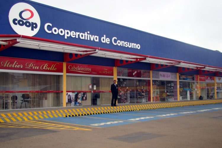 Coop amplia utilização de self checkouts em suas unidades