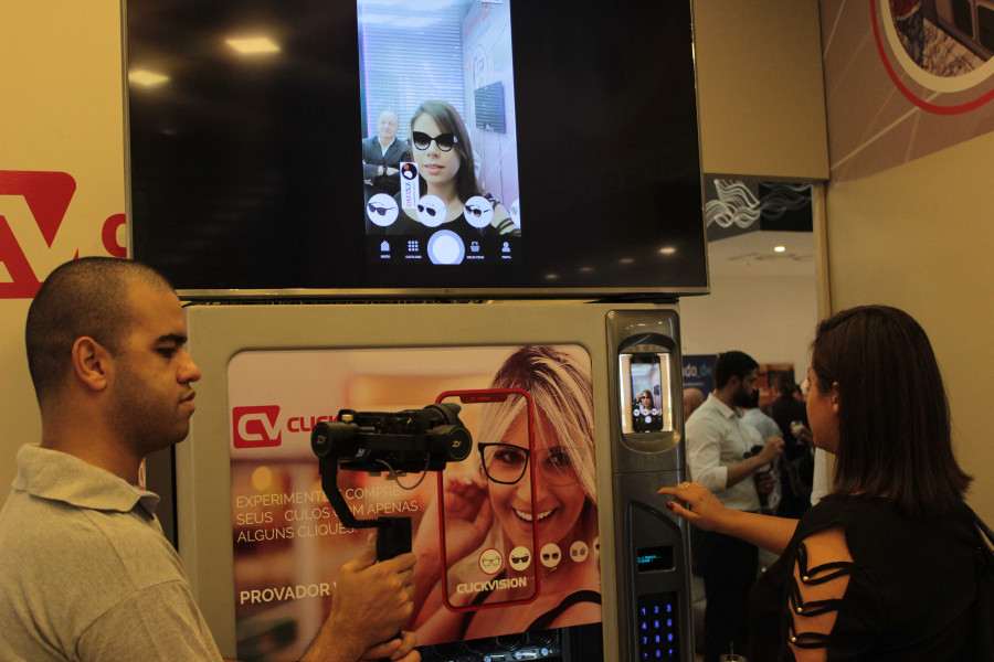 Loja conceito permite experimentar óculos por meio de realidade aumentada