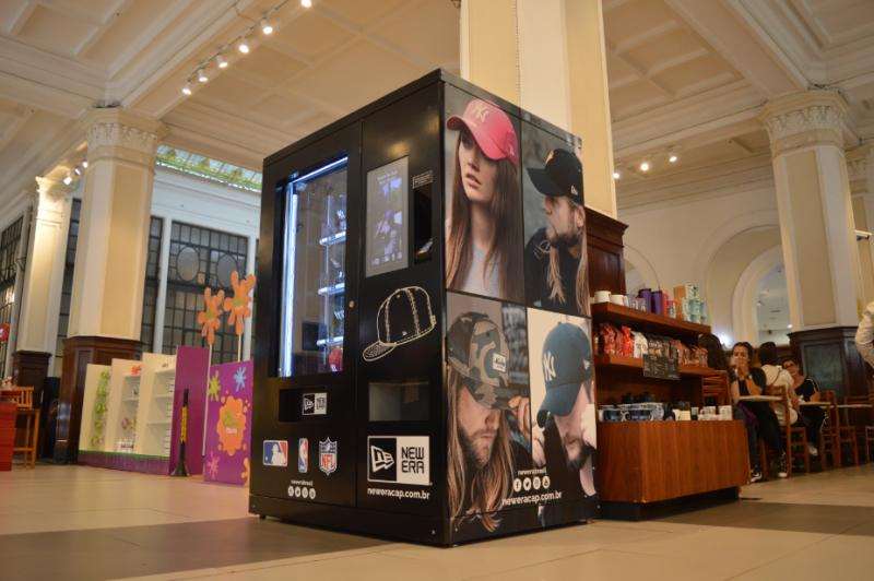 Marca americana inicia venda de bonés em vending machines