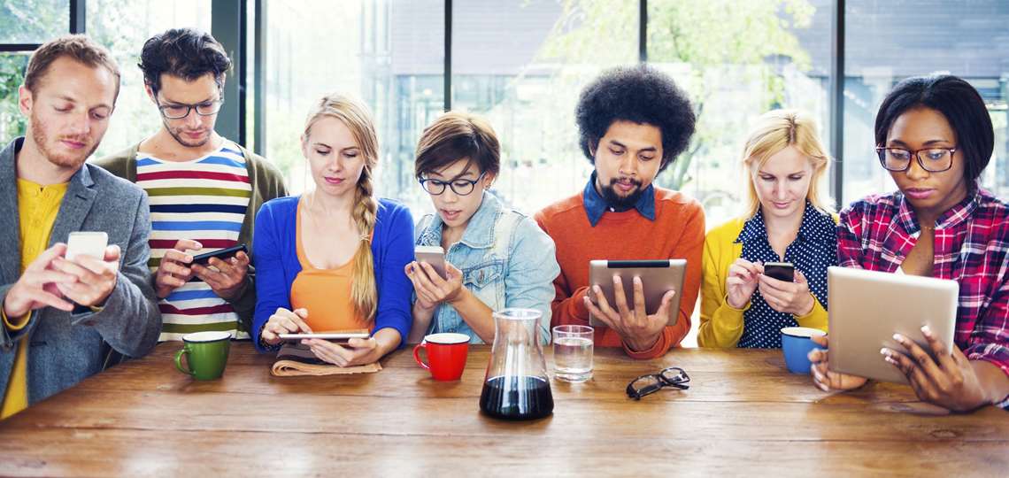 Marcas devem interagir com jovens nas redes sociais e estimular avaliações