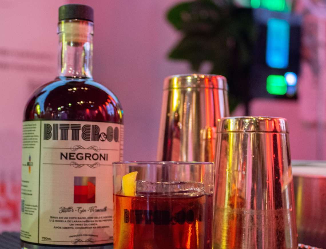 Bitter&Co. lança negroni engarrafado em parceria com Jungle Gin