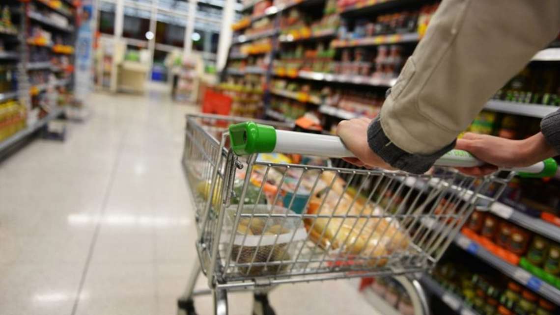 Mesmo com confiança em alta, consumidor ainda tem cautela para gastar