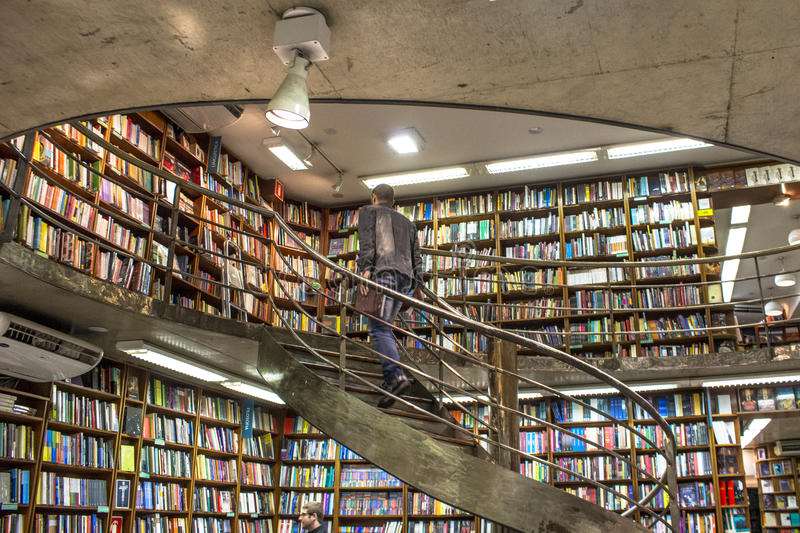 Volume de vendas de livros tem ligeira alta