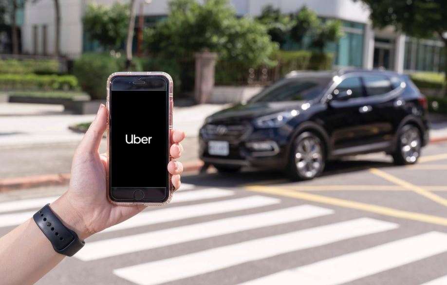 Uber e Lyft oferecerão corridas gratuitas a locais de vacinação nos EUA