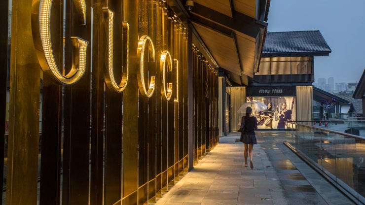 Dono da Gucci fecha metade de suas lojas na China