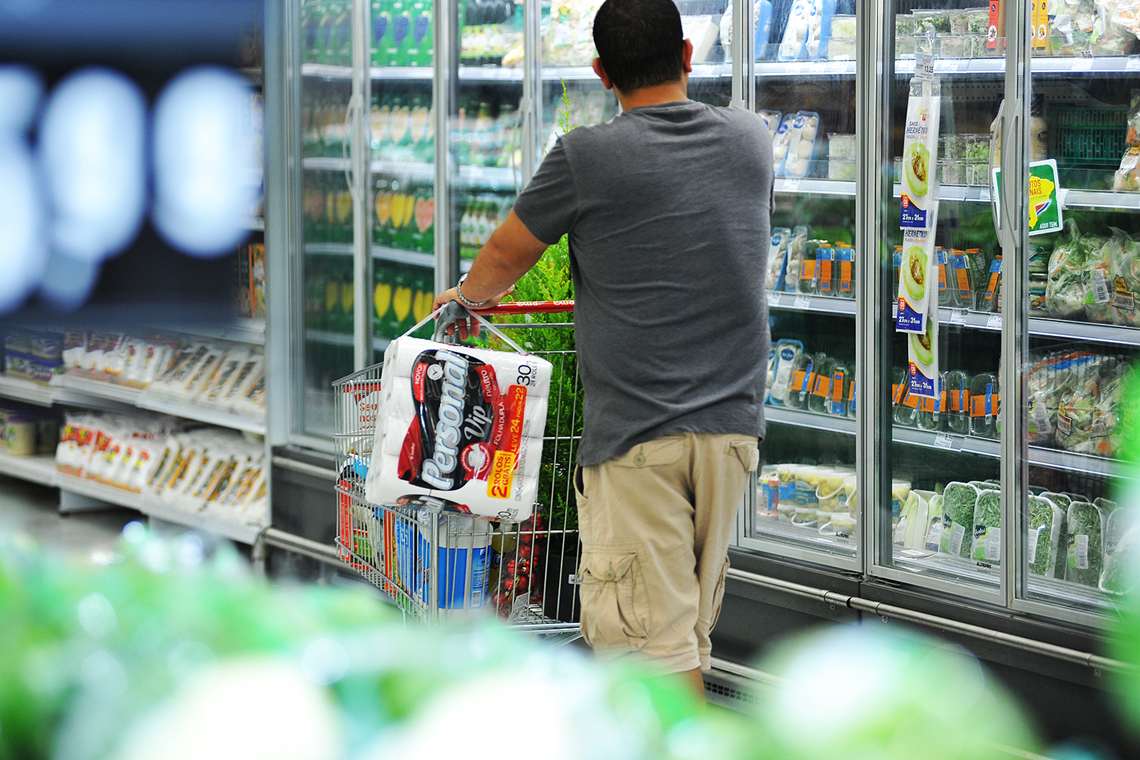 Vendas da indústria e varejo caíram de março para abril