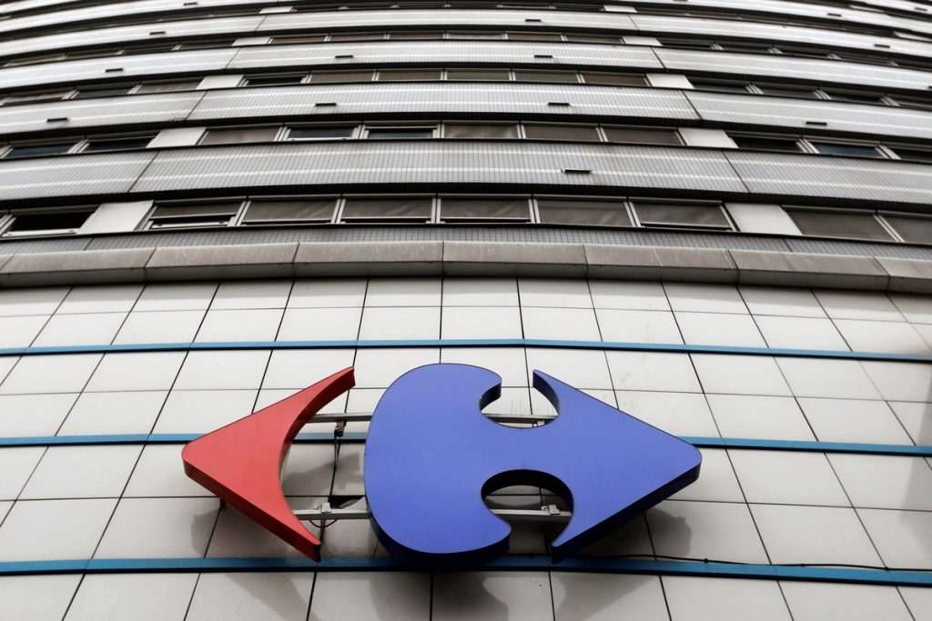 Arnault decide vender fatia no Carrefour e ação da empresa despenca em Paris
