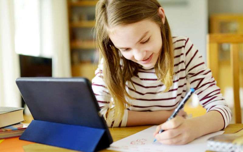 Como organizar a rotina de escola com as crianças em casa