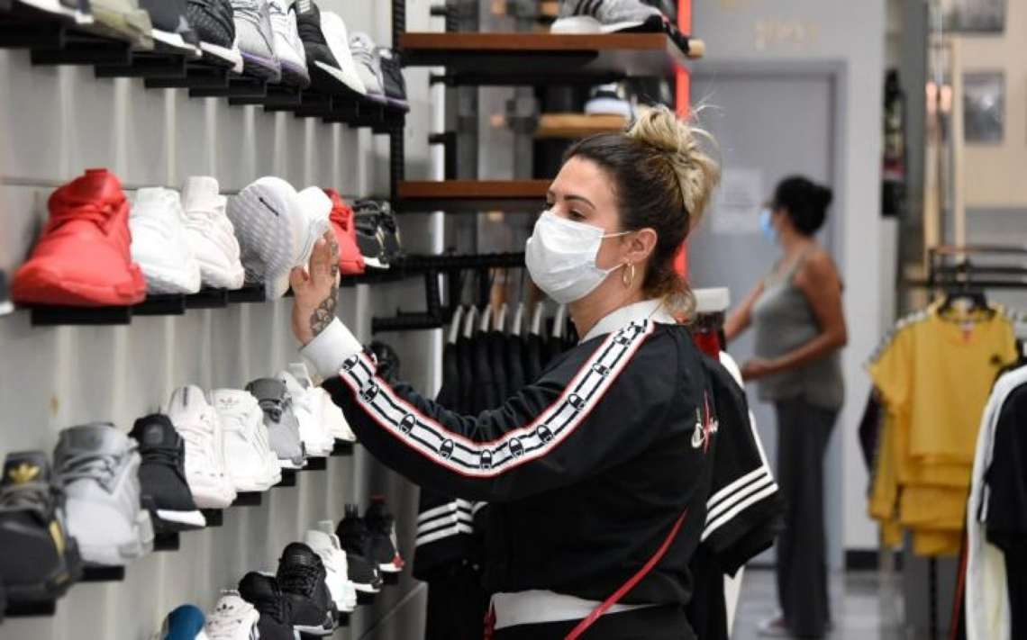 Varejo on-line ensaia desaceleração em meio a retomada em lojas