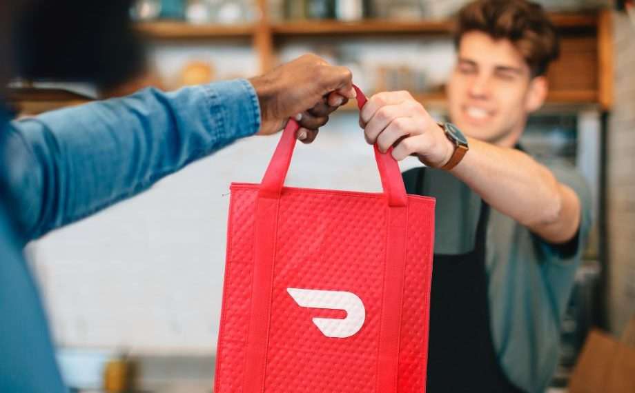 DoorDash compra Deliveroo por US$ 3,86 bi e SevenRooms por US$ 1,2 bi