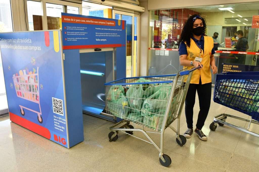 Varejo aposta em cabines para higienização de compras