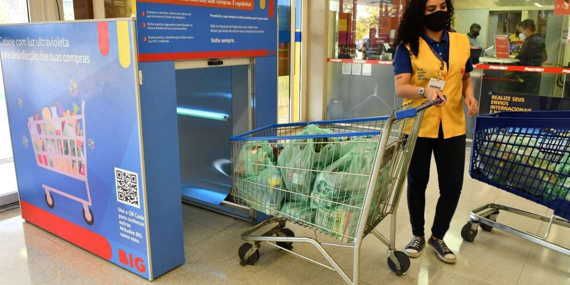Varejo aposta em cabines para higienização de compras