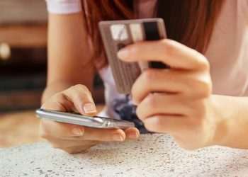 Pós-pandemia: 96% dos clientes que pagam com celular querem manter hábito