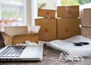 Opções de entrega, previsibilidade e prazo curto são fatores mais importantes no e-commerce