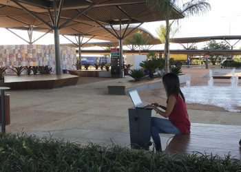 Praça ao ar livre oferece conveniência aos passageiros do Aeroporto de Brasília