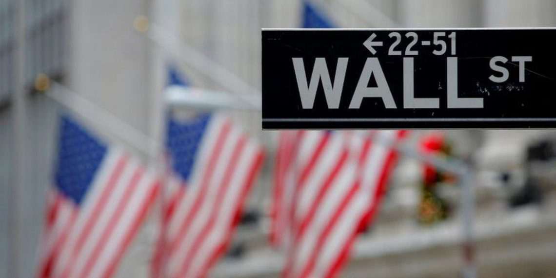 Placa em frente à Bolsa de Valores de Nova York sinaliza Wall Street
28/12/2016
REUTERS/Andrew Kelly