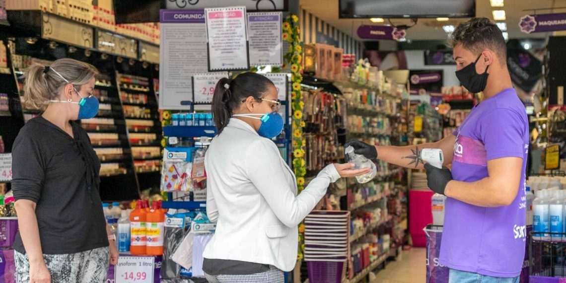 Fluxo de pessoas no varejo físico sobe mais de 500% em abril