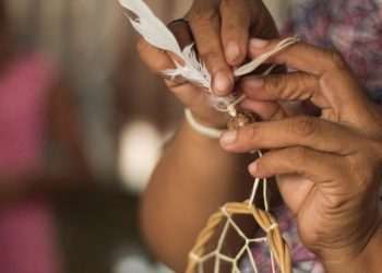 Artesão do Jirau da Amazônia comanda live commerce na Americanas