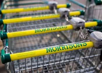 Novo bloqueio nacional faz vendas crescerem 10% nos supermercados britânicos