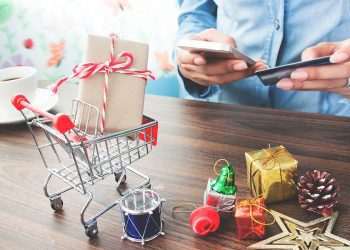 Menos da metade dos brasileiros pretende comprar presentes para si no Natal