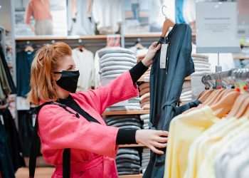 Consumidor pretende comprar e gastar menos neste fim de ano, aponta pesquisa