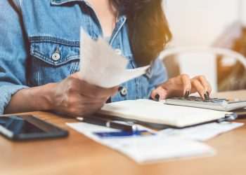 Mensalidade escolar e conta de luz devem pressionar inflação em dezembro