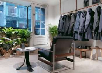 Seis modelos de casaco e nenhum estoque: a loja compacta da Norwegian Rain