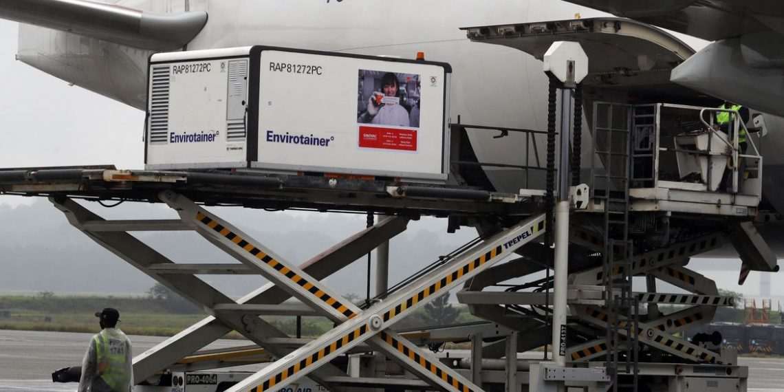 Carga com primeiras doses da CoronaVac chega ao Aeroporto Internacional de São Paulo
19/11/2020
REUTERS/Amanda Perobelli