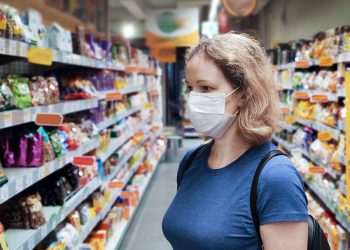 Pandemia: Coronavirus And Retail Concept, Young Woman Wearing Medical Mask
