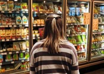 Pesquisa aponta que 60% dos consumidores brasileiros vão cortar gastos em 2021