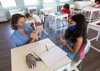 Fintech oferece capital para as escolas formarem professores e investirem em tecnologia