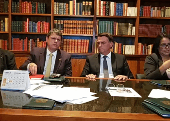 Bolsonaro zera imposto federal do diesel e ameaça presidente da Petrobras