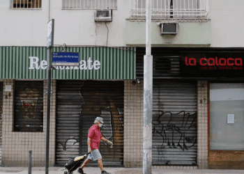 Nova onda de Covid-19 interrompe retomada de pequena empresa, aponta estudo