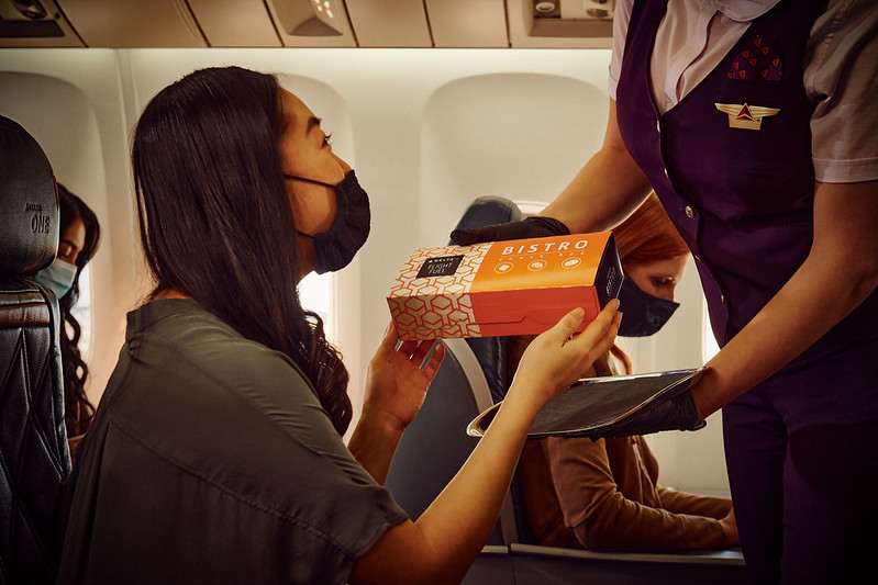 Delta volta a oferecer serviço de bordo