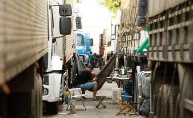 Caminhoneiros ainda ocupam trecho da Rodovia Presidente Dutra, em Seropédica, Rio de Janeiro.
