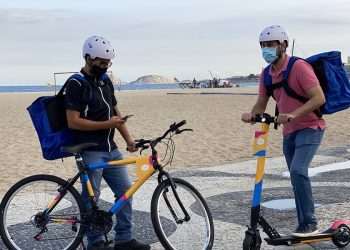 C&A usa bicicleta e patinete para fazer entregas de pedidos online