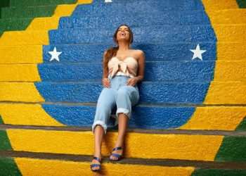 A cantora Anitta em campanha da Ipanema, uma das marcas da Grendene