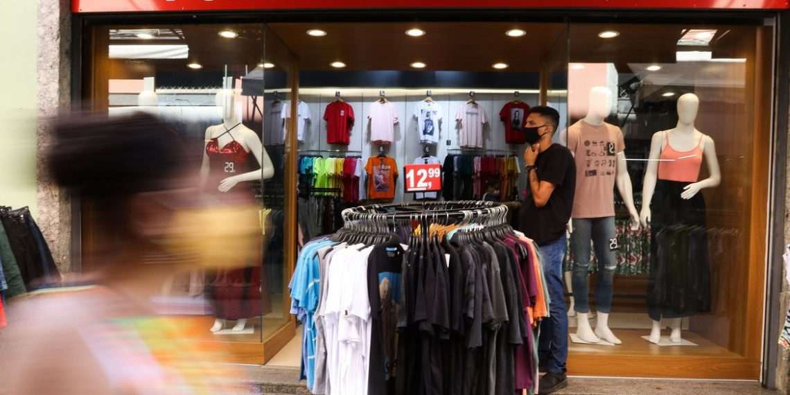Comércio na SAARA (Sociedade de Amigos das Adjacências da Rua da Alfândega), centro da cidade. Comércio não essencial está autorizado a reabrir a partir de hoje (9) na cidade do Rio de Janeiro depois de duas semanas fechados devido à pandemia de Covid-19.