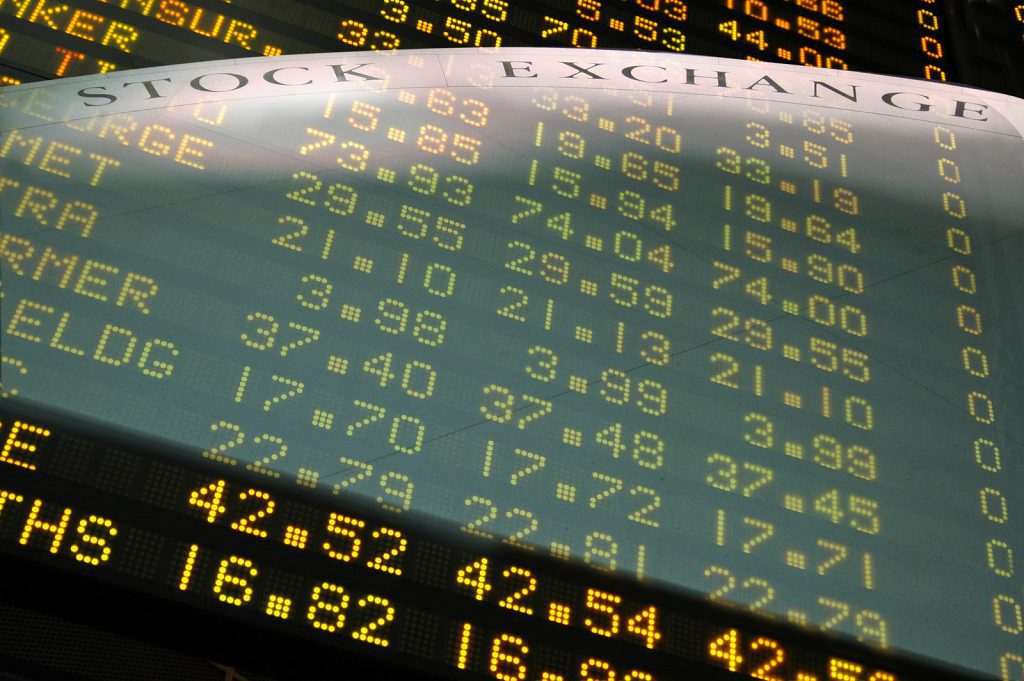 Bolsa sobe quase 2% e atinge maior nível em um mês e meio; dólar fecha em queda