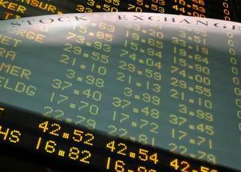 Bolsa sobe quase 2% e atinge maior nível em um mês e meio; dólar fecha em queda