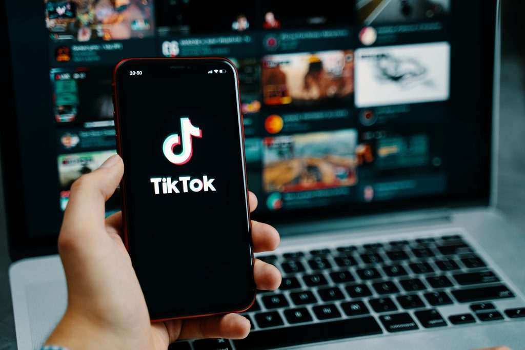 Unilever e AB InBev triplicam vendas online com campanha de retail media no TikTok