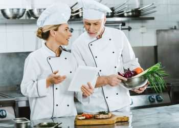 Chefs no comando de panelas digitais