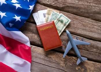 Buscas de voos para os EUA sobem até 353% após anúncio da reabertura